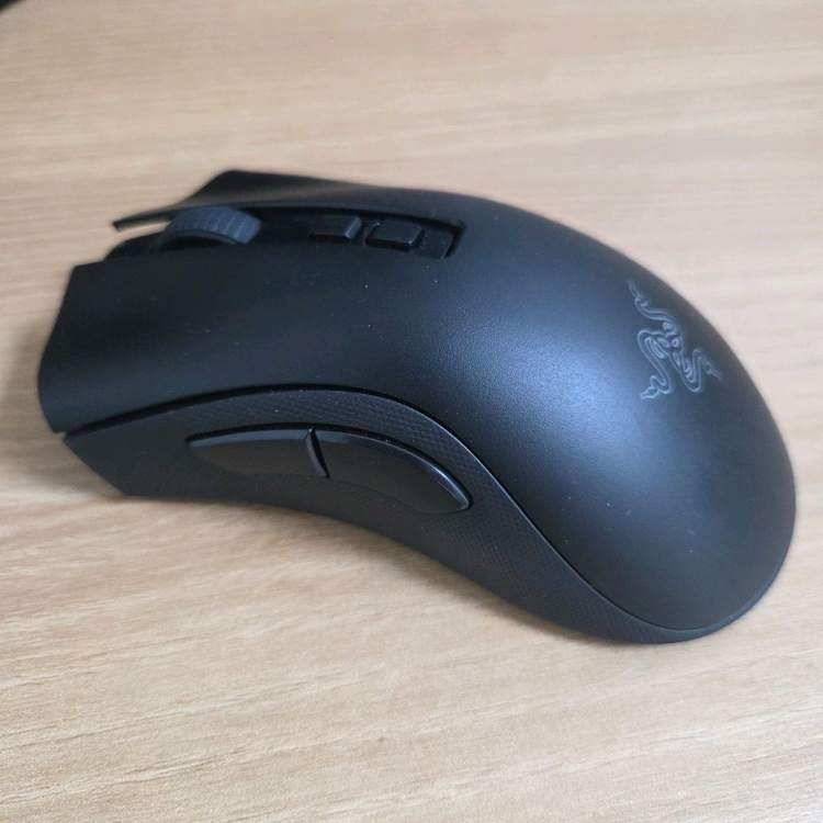 레이저 데스에더 V2 Pro 무선 게이밍 마우스 이미지