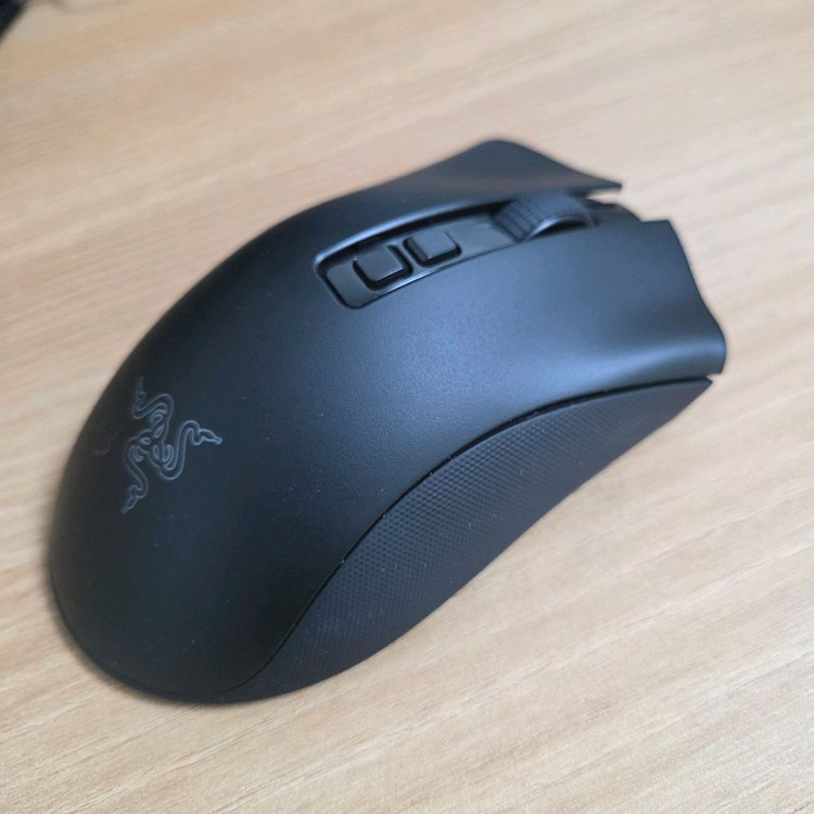 레이저 데스에더 V2 Pro 무선 게이밍 마우스 이미지