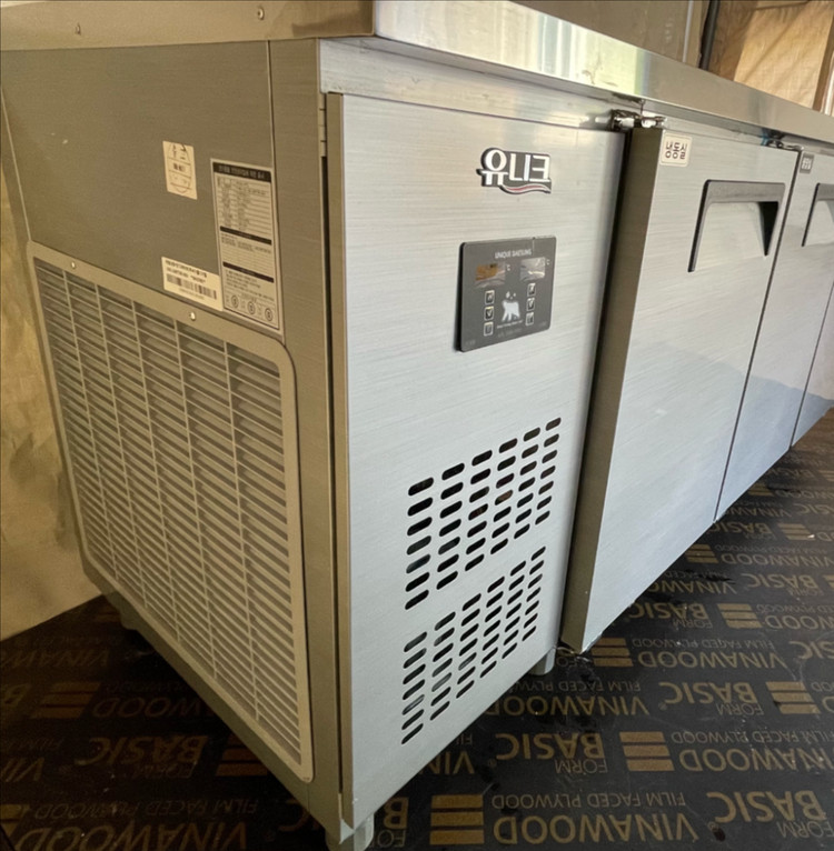 업소용 유니크 3도어 1800 테이블 냉장냉동고 이미지