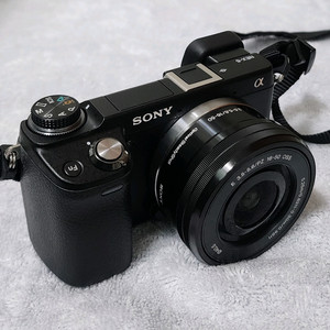 소니 NEX-6 미러리스 카메라 16-50mm 렌즈팝니다.