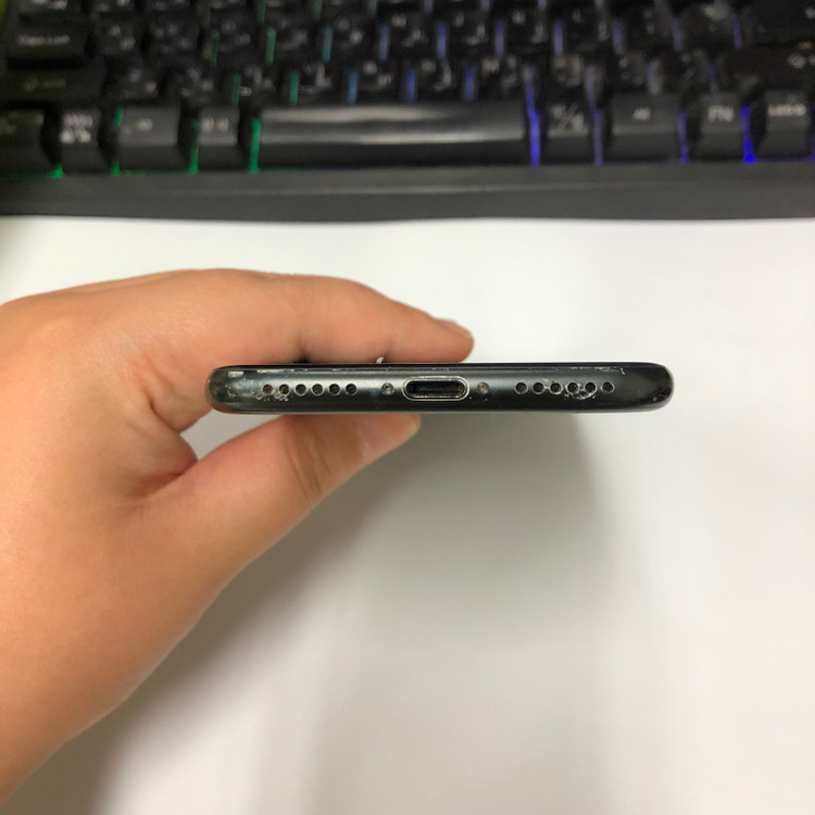 대량) 아이폰8 스그 SS급 128GB 배터리90% (카메라무음) 레트로감성 카메라폰 204091 이미지