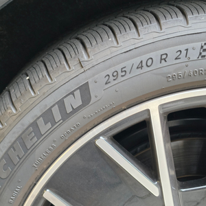 미쉐린 타이어(295/40/21) 마칸 순정 출고용, 21인치 뒷타이어 세트 이미지