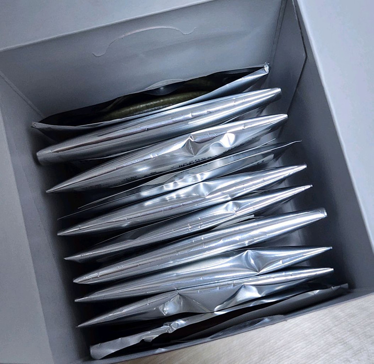 해즈빈호텔 애니메이트 기모노 캔뱃지 박스 상태로 판매합니다. 이미지