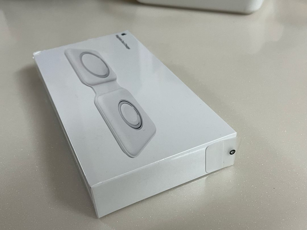 맥세이프 듀오 무선충전기 이미지