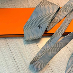 정품 크리스찬디올 그레이&베이지 사선패턴 넥타이 폭8 이미지