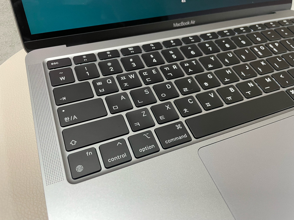 맥북에어 M1 스페이스그레이 이미지