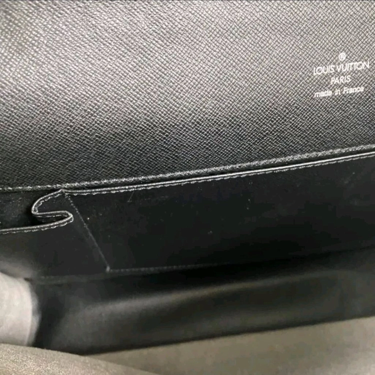 루이비통 타이가 블랙 서류 가방 이미지
