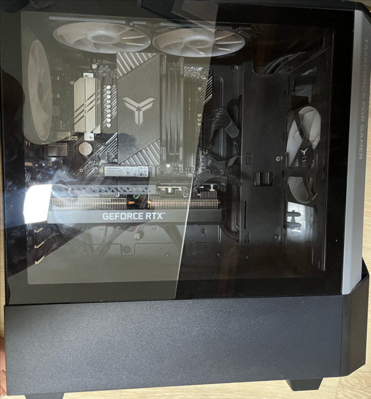 고성능 게이밍 PC 본체 이미지