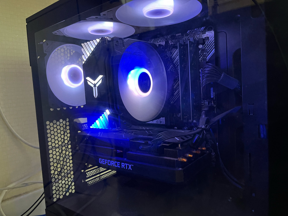 고성능 게이밍 PC 본체 이미지