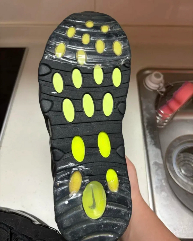 나이키 에어맥스 업템포 96 볼트 260 이미지