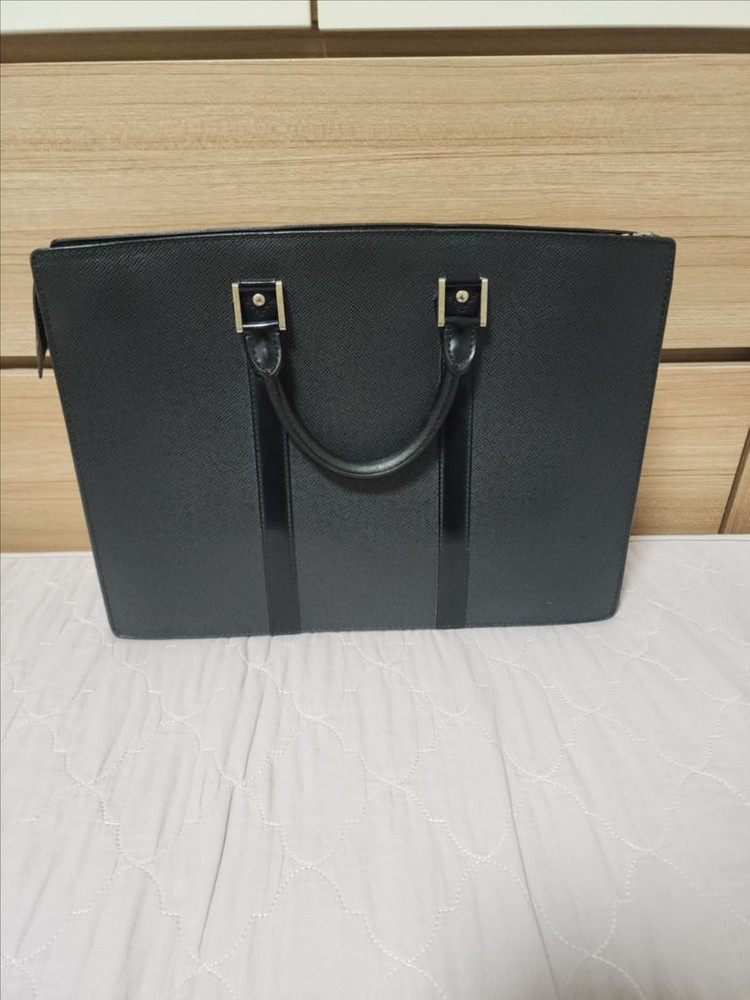 루이비통 타이가 로잔 서류가방 이미지