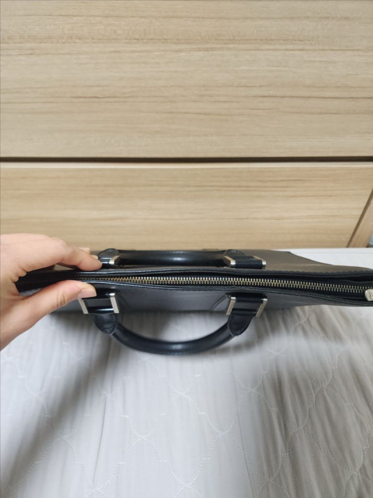 루이비통 타이가 로잔 서류가방 이미지