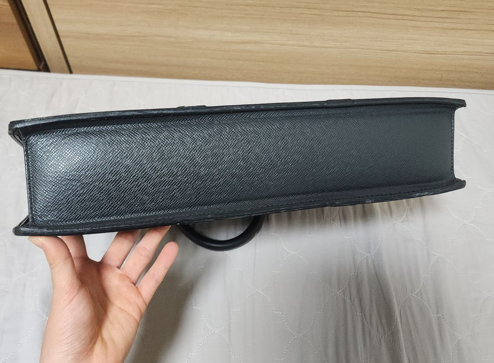 루이비통 타이가 로잔 서류가방 이미지