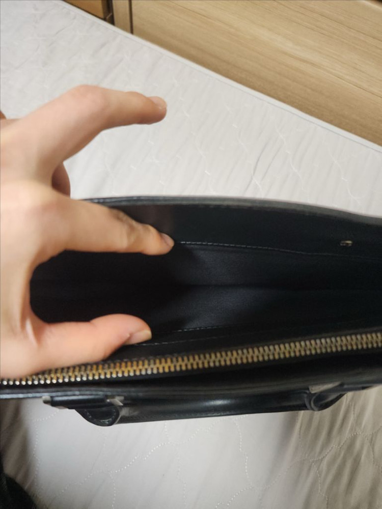 루이비통 타이가 로잔 서류가방 이미지