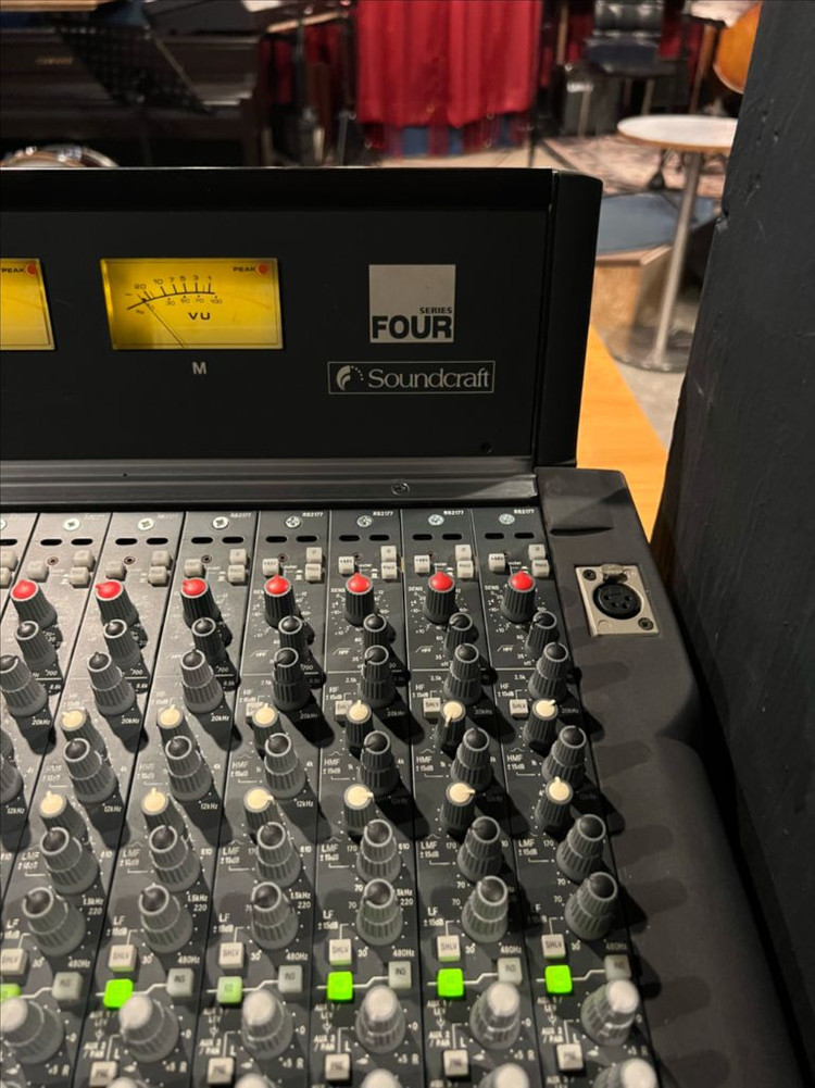 Soundcraft Series Four 24/4 아날로그 믹싱콘솔 이미지