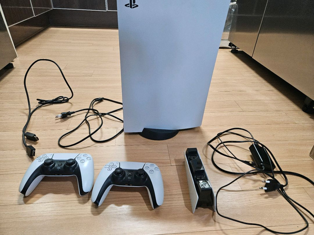 [팝니다]PS5 디스크에디션 + 듀얼센스 + 충전대 + 파이어쿠다530 1tb 이미지