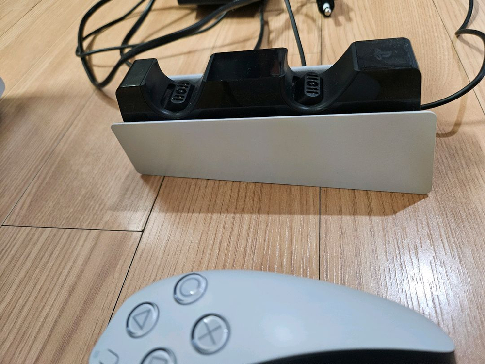 [팝니다]PS5 디스크에디션 + 듀얼센스 + 충전대 + 파이어쿠다530 1tb 이미지