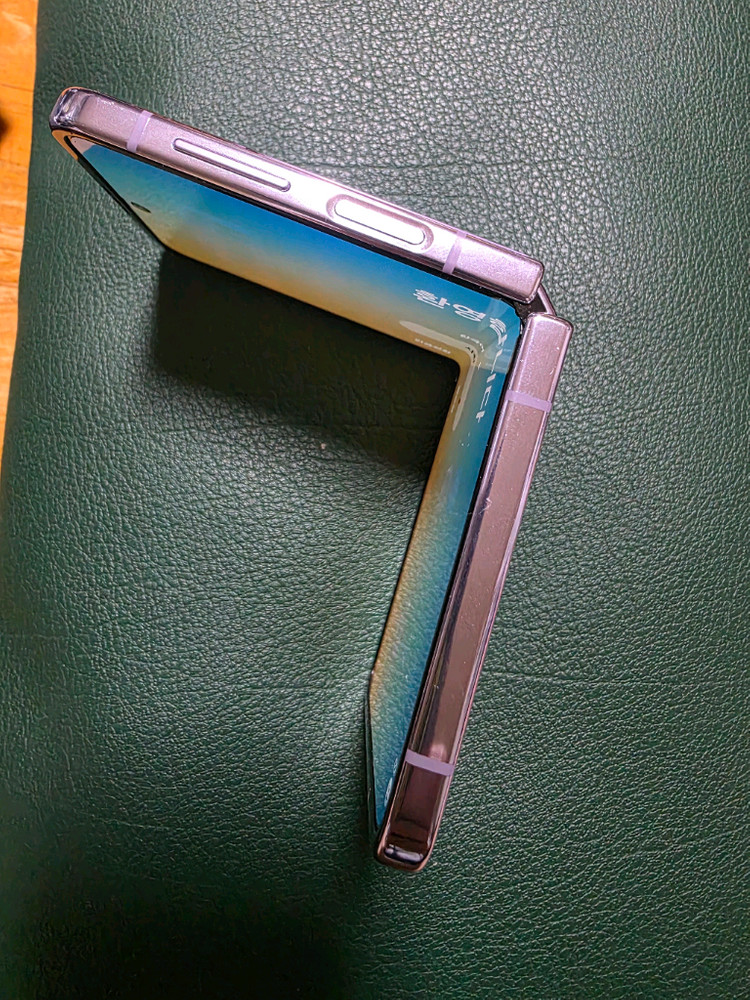 갤럭시 z플립4 팔아요 이미지