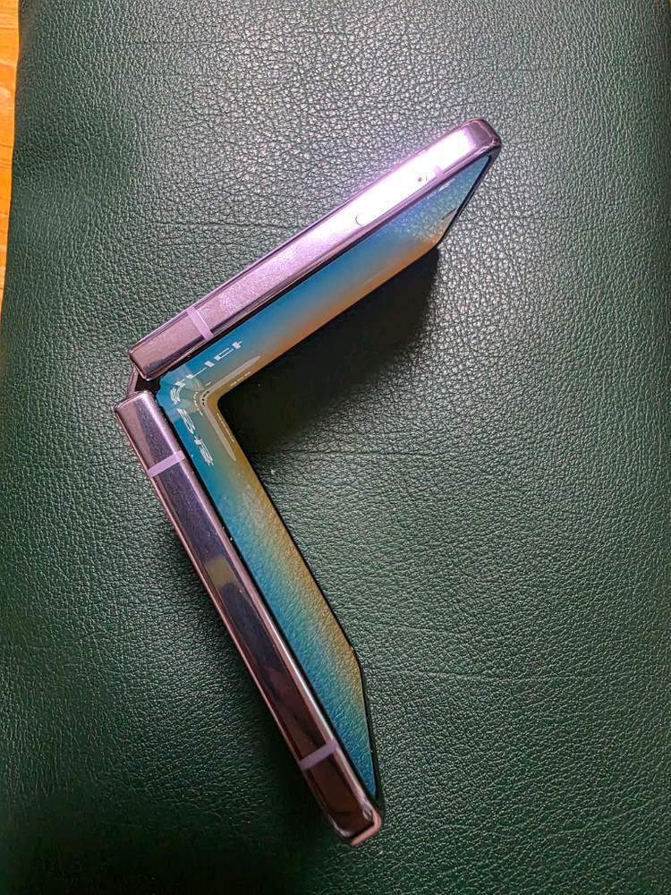 갤럭시 z플립4 팔아요 이미지