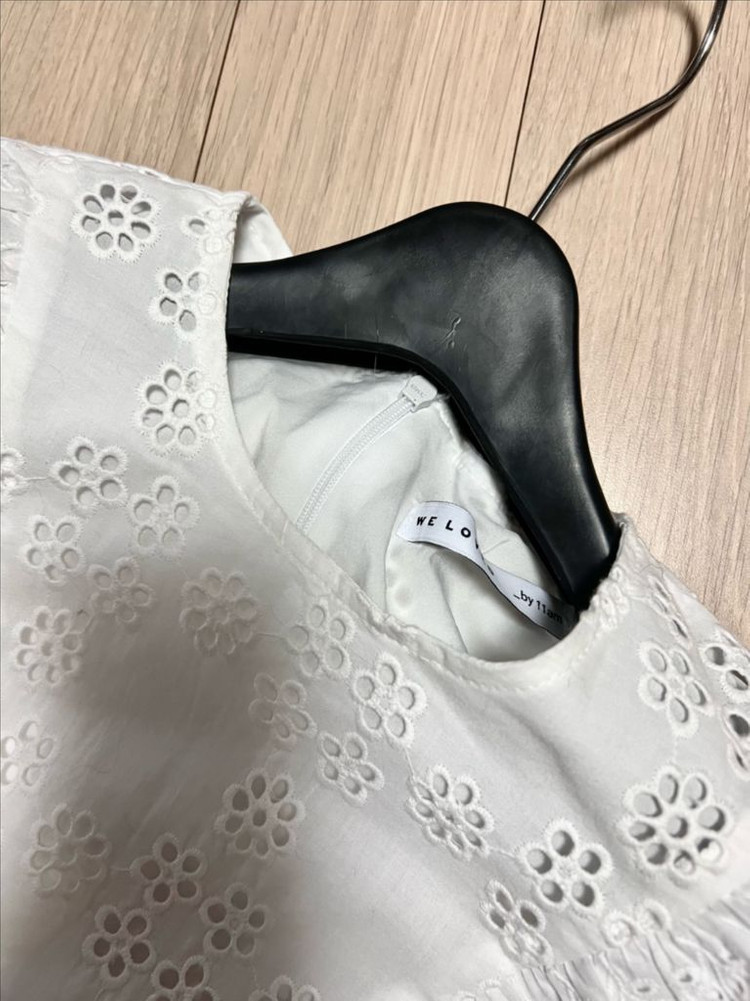 11AM 제작 펀칭 아일렛 레이스 퍼프 소매 롱원피스 화이트 반팔 프릴 셀프웨딩 휴가룩 여행룩 일레븐에이엠 이미지
