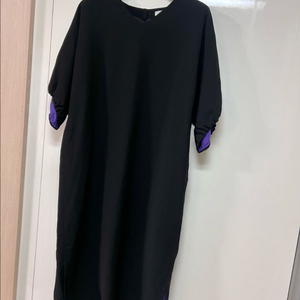 한섬 래트바이티 LATT 배색 밴딩 소매 브이넥 원피스 블랙 퍼플 벌룬 퍼프 울 인견 봄여름 이미지