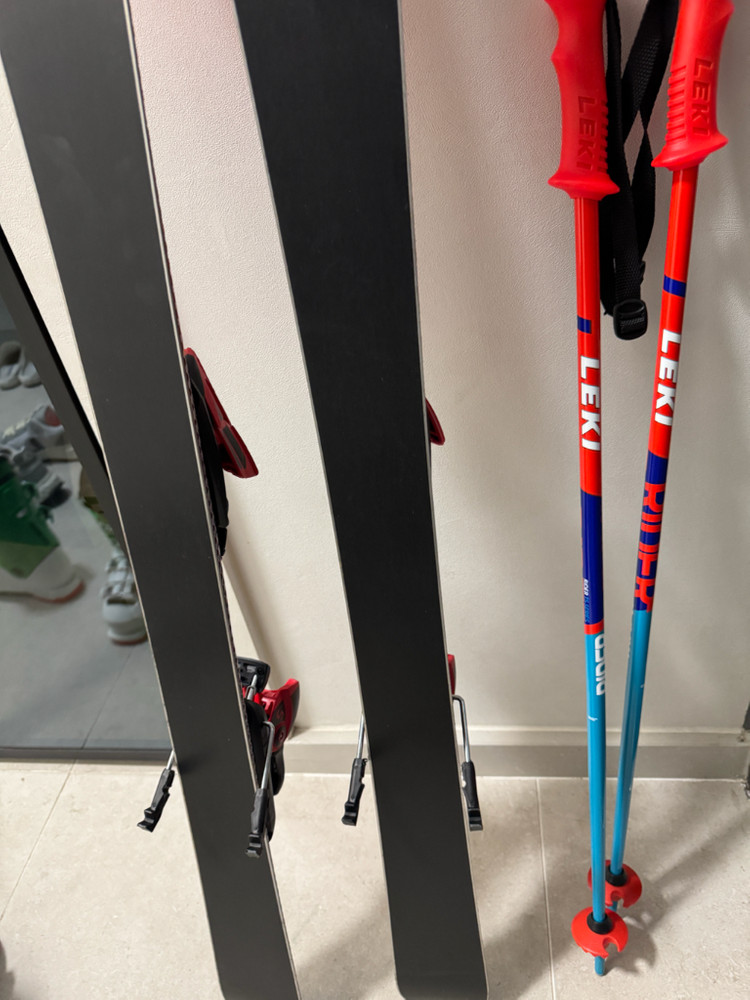 아토믹 24/25 J2 레드스터 주니어 110cm 스키 판매합니다. 이미지