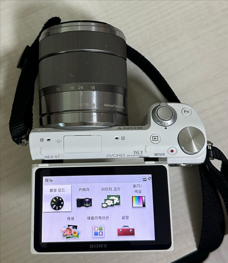 소니 NEX-5T 화이트 미러리스 카메라 이미지