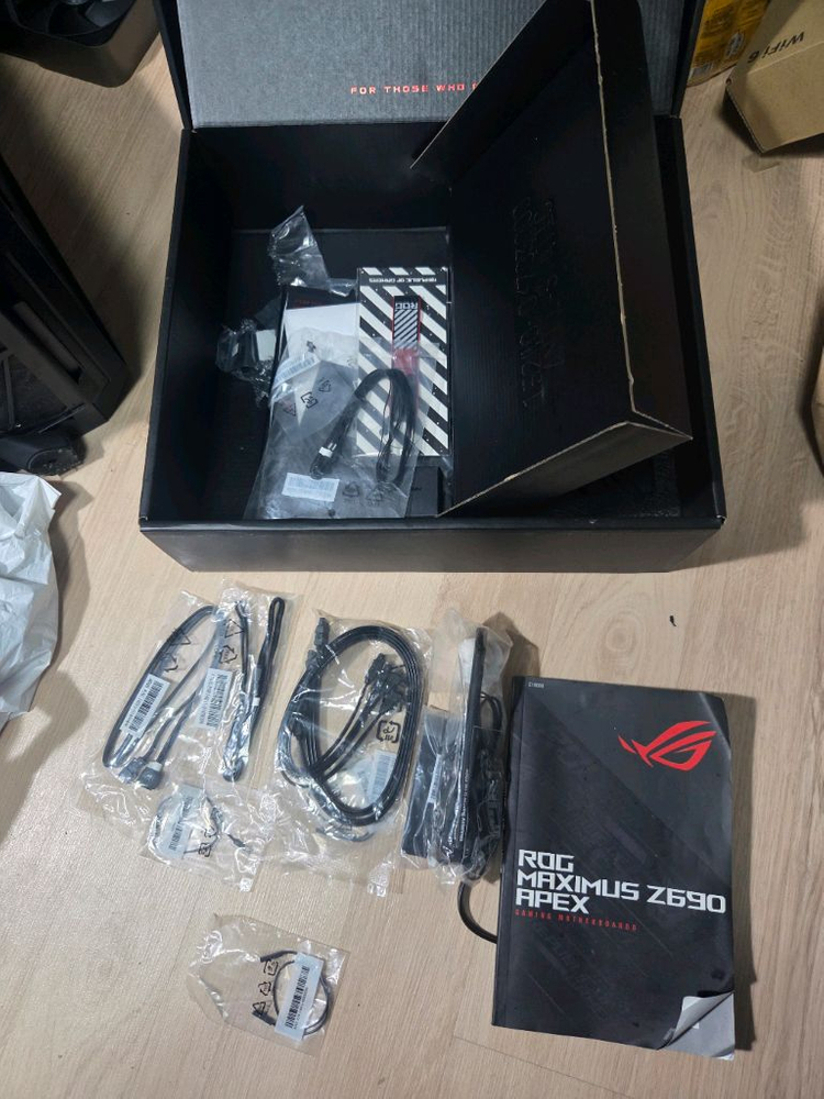 ASUS Z690 APEX 이미지