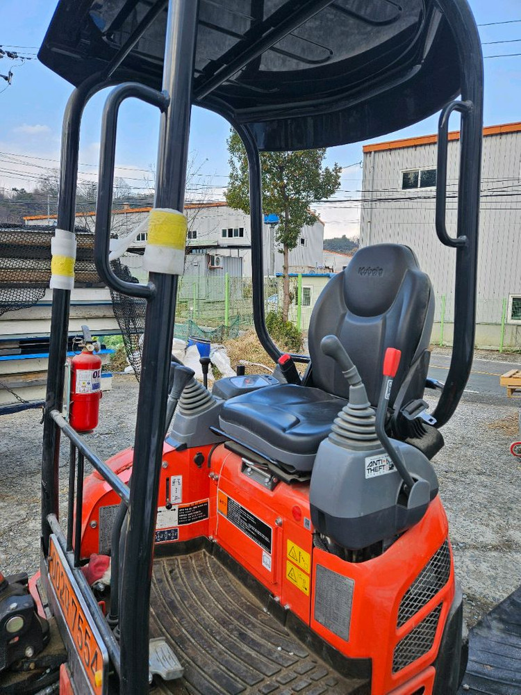 구보다u17s미니굴삭기 이미지