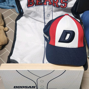 두산베어스 2015 테이블 모자 체어 일괄 이미지