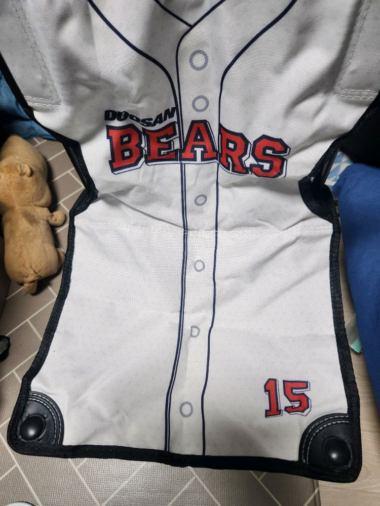 두산베어스 2015 테이블 모자 체어 일괄 이미지