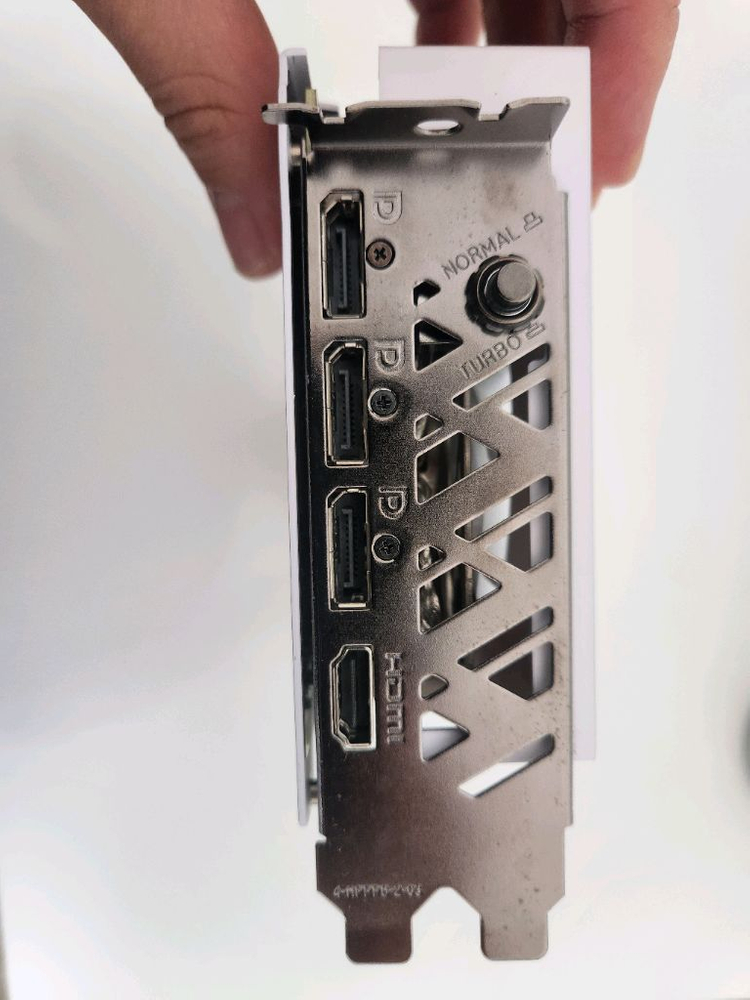 RTX 4060TI 화이트 상급 그래픽카드 이미지