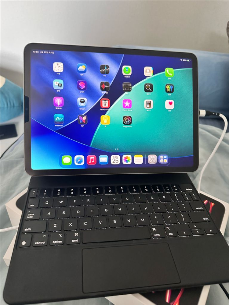 아이패드 프로 11 M2 4세대 매직키보드 이미지