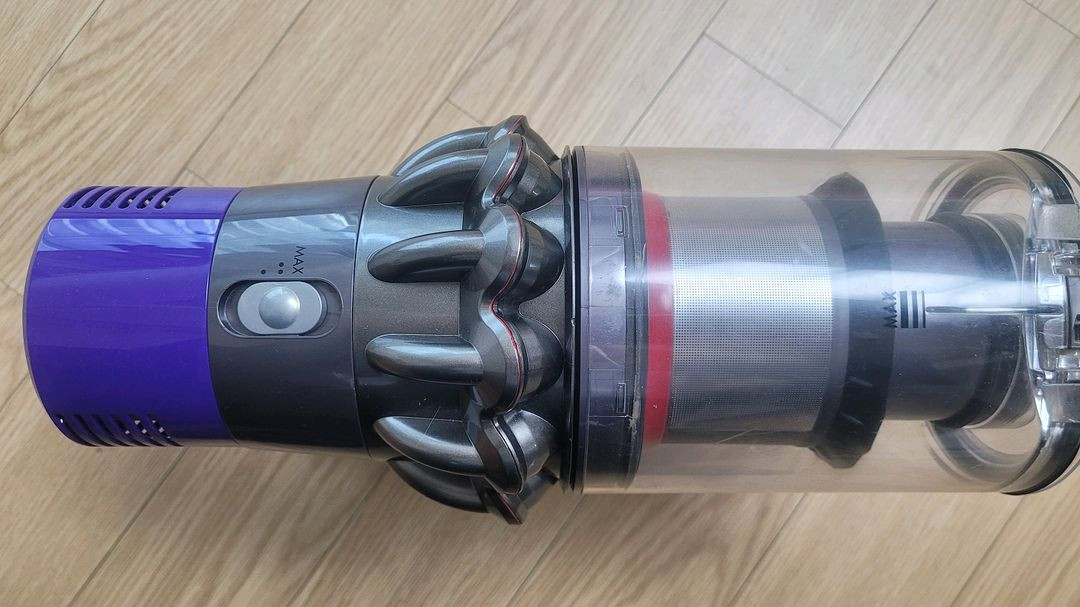 깨끗하게 세척한 다이슨 무선 청소기 V10 풀세트(43분 연속동작) 이미지