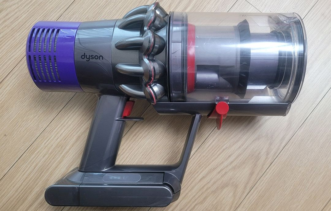 깨끗하게 세척한 다이슨 무선 청소기 V10 풀세트(43분 연속동작) 이미지