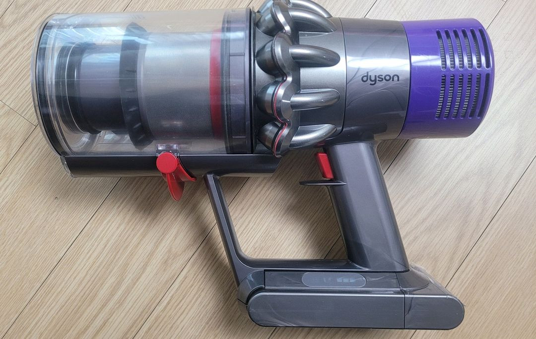 깨끗하게 세척한 다이슨 무선 청소기 V10 풀세트(43분 연속동작) 이미지