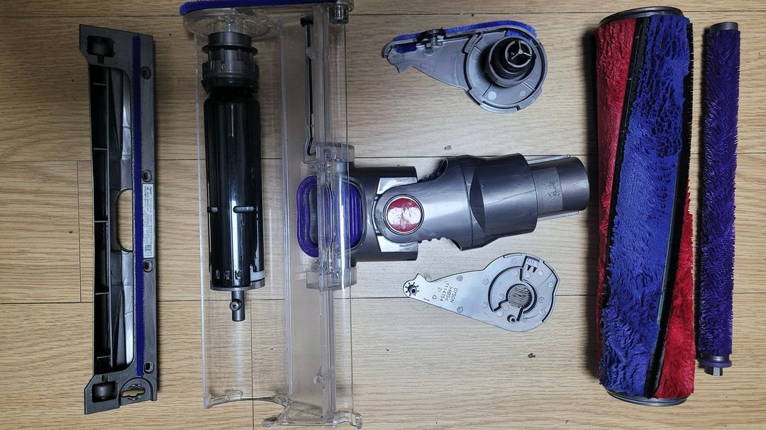 깨끗하게 세척한 다이슨 무선 청소기 V10 풀세트(43분 연속동작) 이미지