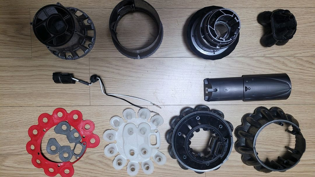 깨끗하게 세척한 다이슨 무선 청소기 V10 풀세트(43분 연속동작) 이미지