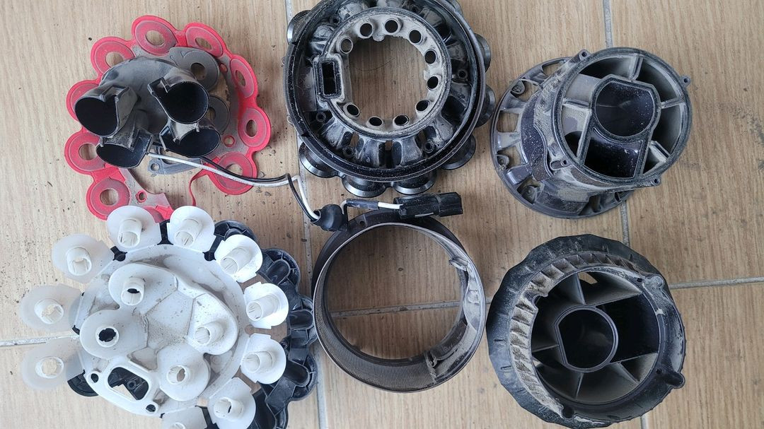 깨끗하게 세척한 다이슨 무선 청소기 V10 풀세트(43분 연속동작) 이미지