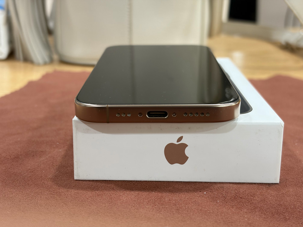 아이폰 16 프로 128gb 데저트 티타늄 이미지