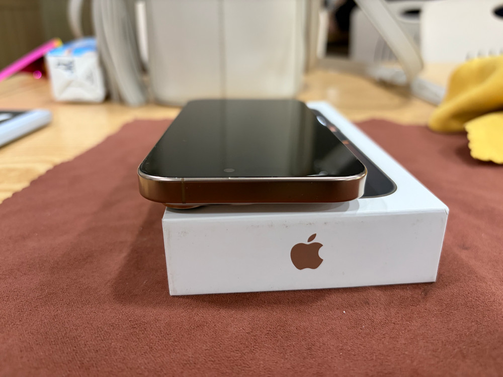 아이폰 16 프로 128gb 데저트 티타늄 이미지