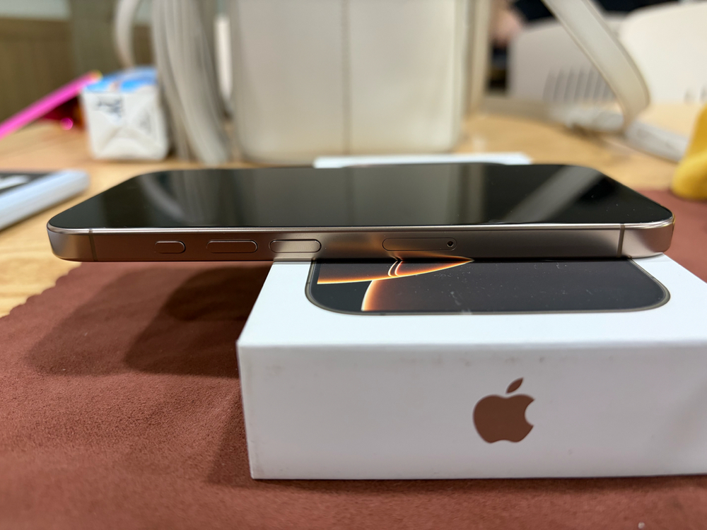 아이폰 16 프로 128gb 데저트 티타늄 이미지