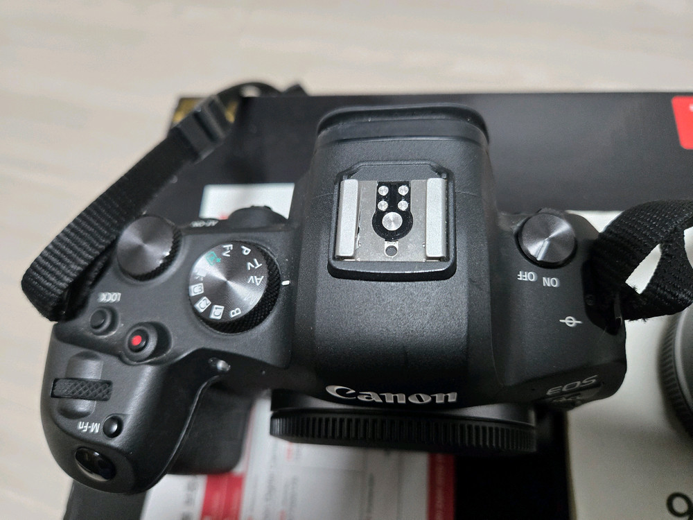 미러리스 카메라R6 + 16mm 렌즈 이미지