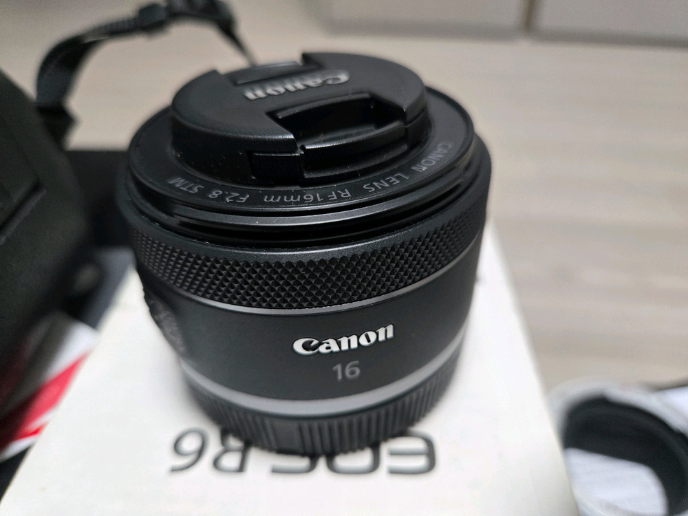 미러리스 카메라R6 + 16mm 렌즈 이미지