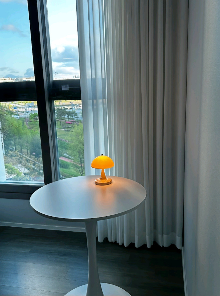 [최저가]원형 화이트 2인 4인 카페 식당 테이블 식탁 이미지