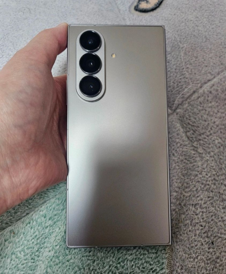 자급제 갤럭시 Z 폴드7 256GB 실버색상 팝니다 이미지