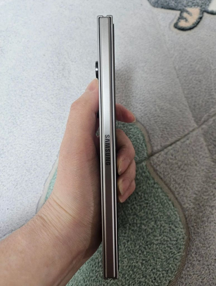 자급제 갤럭시 Z 폴드7 256GB 실버색상 팝니다 이미지