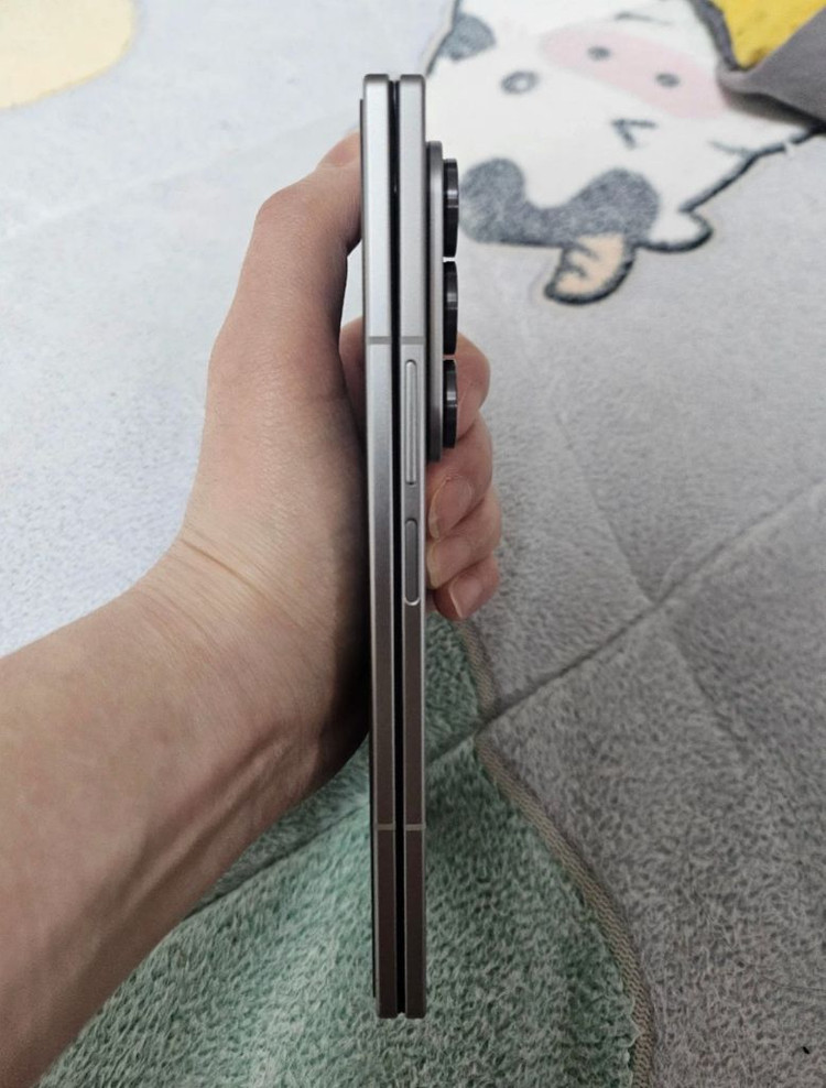 자급제 갤럭시 Z 폴드7 256GB 실버색상 팝니다 이미지