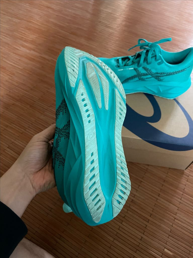 아식스 노바블라스트5 웨이브틸 250 이미지