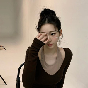 LINY LIBERTY 레이어드 브이넥 슬림 롱 티셔츠 카리나 착용 M사이즈 이미지
